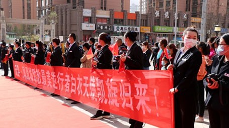 白衣執甲逆行出征，今朝凱旋榮耀故里。4月15日下午，天昱·鳳凰城社區業主丁麗宏同志任職蘭州市中醫醫院，作為甘肅第四批援鄂的醫療英雄之一圓滿完成任務，在蘭州飯店經過14天的隔離后，平安返回天昱· 鳳凰城的家中，與分別許久的家人團聚。