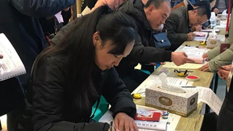 備受關注的天昱· 鳳凰城項目正在為蘭州樓市書寫新的精彩。12月21日，對于大多數人來說只是個普通的日子，但對天昱· 鳳凰城項目四期的準業主來說，這一天值得慶賀，因為他們終于選到了自己心目中理想的房子。天昱· 鳳凰城首推5號樓168套房源，開盤2小時基本售罄，當紅不讓，再次書寫蘭州樓市新的熱銷奇跡！