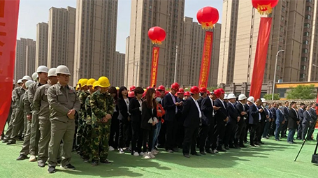 2021年5月7日上午，天昱·鳳凰城四期（2）項目在施工現場舉行了隆重的開工儀式。來自開發企業的領導：甘肅天昱置業有限公司董事長陳曉晨先生，深圳城投集團副總裁兼蘭州區域管理部總經理、甘肅天昱置業有限公